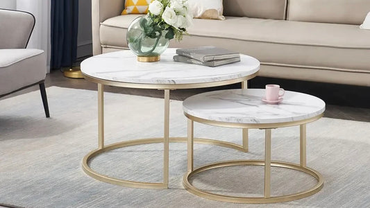 Elegante Rundungen: Marmor Couchtisch Set in Gold und Weiß für stilvolle Wohnzimmer