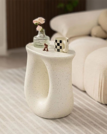Zeitloser, moderner Beistelltisch – ideal für Wohnzimmer, Terrasse oder als Gartenhocker.