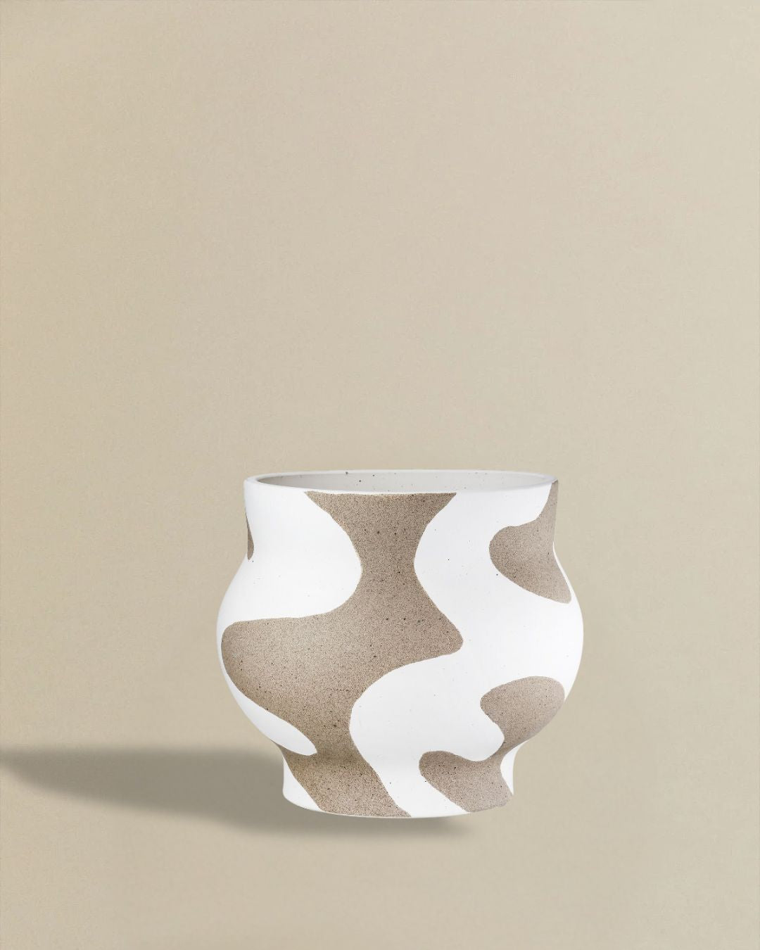 Runde Keramikvase in Beige, Grau und Weiß – zeitloses Design für jede Einrichtung.