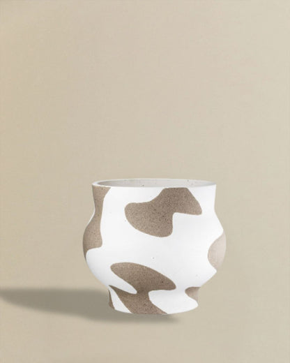 Elegante Vase mit sanften Farbverläufen, ideal für moderne Wohnräume.