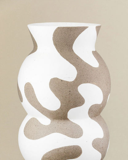 Elegante Blumenvase aus Keramik in modernen Farben für Ihr Zuhause.