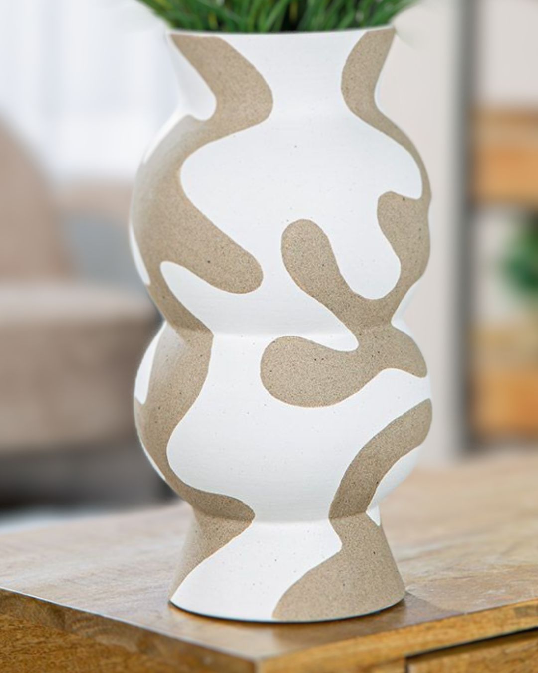 Runde Vase aus Keramik in eleganten Beige- und Grautönen, perfekt für jedes Zimmer.