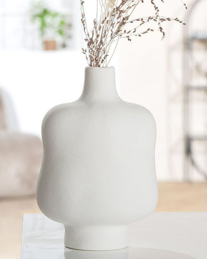 Moderne weiße Vase aus Keramik für eine zeitgemäße Einrichtung.